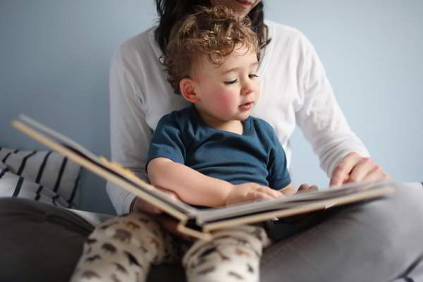 خواندن کتاب قصه توسط مادر برای فرزند